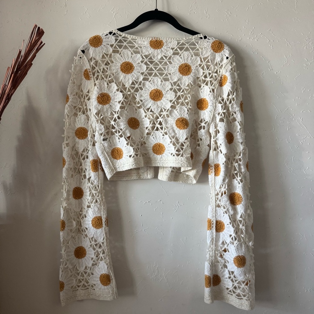 Moon & Madison White and Gold Daisy Crochet Cardigan Women’s size M - Picture 4 of 7